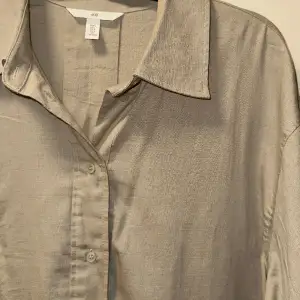 Helt ny skjortklänning fran H&M. Knäläng. 100% bomull. Storlek L.