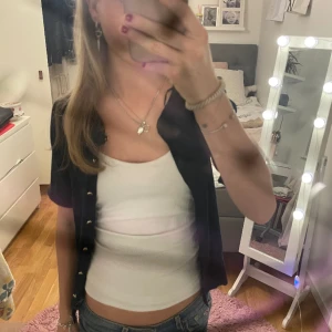 Kortärmad kofta - Säljer denna söta kortärmade kofta! Har klippt av armarna själv. Skriv vid frågor annars köp nu!💗