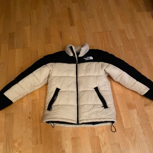 The North face pufferjacket - Sjysst The North Face dun/pufferjacket i riktigt bra skick. Storlek S men stor i storleken. Perfekt under vinter men även till början av våren! Hör av er vid frågor och pris kan diskuteras! Mvh