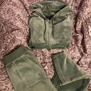 Juicy set  - Säljer nu ett grönt juicy set i fin grön färg, inga defekter, bra skick, storlek M i tröja och S i byxor, säljer för 1400 + frakt eller lägg prisförslag💚💚💚 