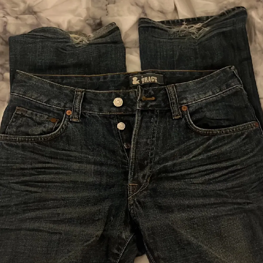 Super coola låg/midrise jeans! Lite slitna längst ner men annars otroligt snygga och bra skick! Köpt på plick. . Jeans & Byxor.