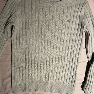 Kabelstickad ganttröja - • Kabelstickad gant • Fint skick • Grå • Storlek S