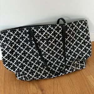 Väska från By Malene Birger. OBS: väskan har defekter!! - Är i slitet skick med flera defekter men den fungerar absolut att använda. I väskans fyra hörn är det slitage och innuti väskan är den ganska fläckig. Väskan är köpt år 2015. På baksidan så är den också lite sliten. PM:a om du vill se fler bilder!