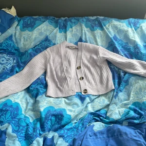 Kofta - Lila kofta från H&M. Använd några gånger men den är i bra skick.