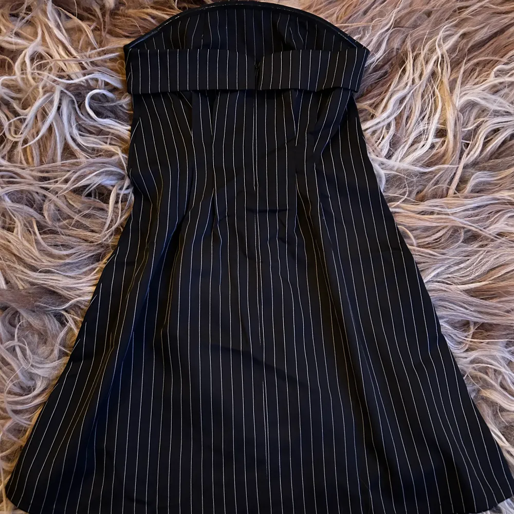 Kritstrecksrandig klänning  Helt ny med prislapp från Rut & Circle Storlek S . Klänningar.