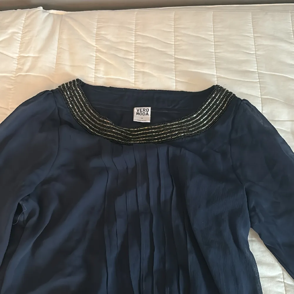 En jätte fin tröja som är mörkblå fick aldrig använda av den 🥰den är i M men den passar mig som har s och xs i mina kläder . Blusar.