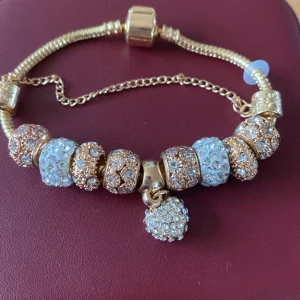 Jätte fint armband  - 18,5 cm lång. Man kan ta bort pärlorna och göra om de som man vill ha. Guld och silver pärlor som är jätte fina. Inte äkta guld och silver. Köpt för typ 230kr.