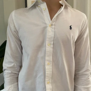 Ralph Lauren skjorta - Polo skjorta i mycket sparsamt använd. Skulle säga att den sitter som en xs/s . Hör av er vid flera frågor! 