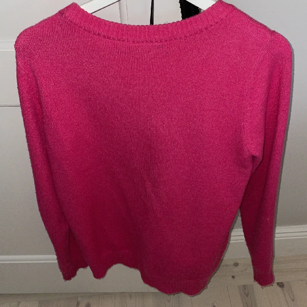 Säljer min stickade tröja i en super fin rosa färg. Säljer då den inte kommer till användning. . Stickat.