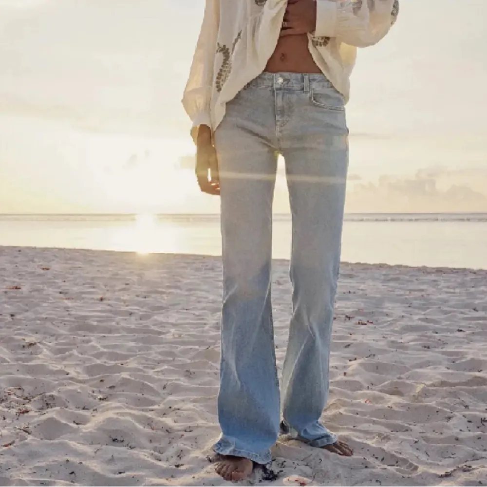 Dessa fina zara jeans lågmidjade bootcut💕💕Jättefint skick, inga defekter eller något alls💕💕Storlek 38, passar 36/38🥰. Jeans & Byxor.