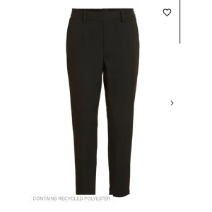 Kostymbyxor  - Säljer dessa svarta kostymbyxor från Vero Moda! De är i fint skick och bara använda fåtal gånger. Stl 34. Skriv till mig så kan priset diskuteras 💗Ny pris 400 säljer för 250kr!