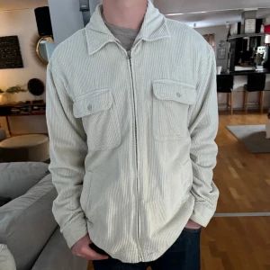 Beige jacka - Beige Jacka från vailent i stolek L. Jackan är i nyskick och knappt använd😊