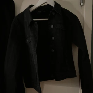 Svart jeansjacka - Snygg svart jeansjacka som tyvärr inte passar längre☺️