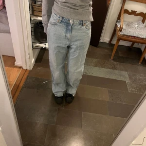 Baggy byxor - Blåa baggy byxor från monki. Knappt använda men lite slitage vid hälen. Skriv gärna om du har några frågor!💞