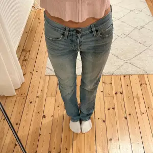 Skitsnygga lågmidjade jeans från Hollister!! Sitter så snyggt! Midjemåttet är 39cm rakt över och innerbenslängden är 75 cm😊 Hör av dig vid frågor💞 Se profil för fler snygga jeans! 