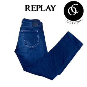 Säljer ett par Replay Grover Jeans i skick 9/10, storleken är 30/32 och modellen på bilden är 170 cm lång.