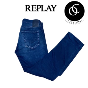 Replay Grover Jeans - Säljer ett par Replay Grover Jeans i skick 9/10, storleken är 30/32 och modellen på bilden är 170 cm lång.