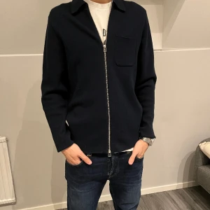 Nowadays Cardigan - Tjenare, säljer nu denna snygga Nowadays cardigan som är oerhört snygg och bekväm! Storlek Medium!