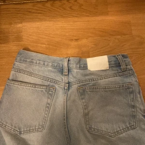 Lowwaist jeans - Säljer mina lågmidjade jeans från weekday. Det har använts fåtal gånger och är nu försmå för mig tyvärr🤍pris kan diskuteras!!