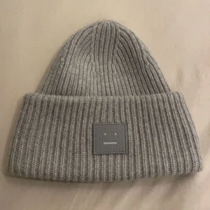 Acne mössa - As snygg mössa som ja säljer pågrund att den inte riktigt kommit till användning då jag inte tycker jag passar i den, den är endast 3 veckor gamal! Nypris 1600kr mitt pris 950kr💕