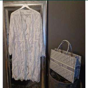 Kaftan strandklänning strandtunika beachdress vit zara - Magiskt snygg kaftan. Från zara. Onesize.