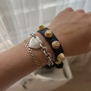 Intressekonflikt på mitt Balenciaga armband! - Säljs för 700kr, köpt här på plick för 1000kr! Jätte fint skick🥰
