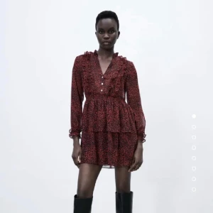 Röd zara klänning  - Populär zara klänning som tagits bort från hemsidan.  Säljer pga att jag endast använt den en gång och är därför precis som ny 😍