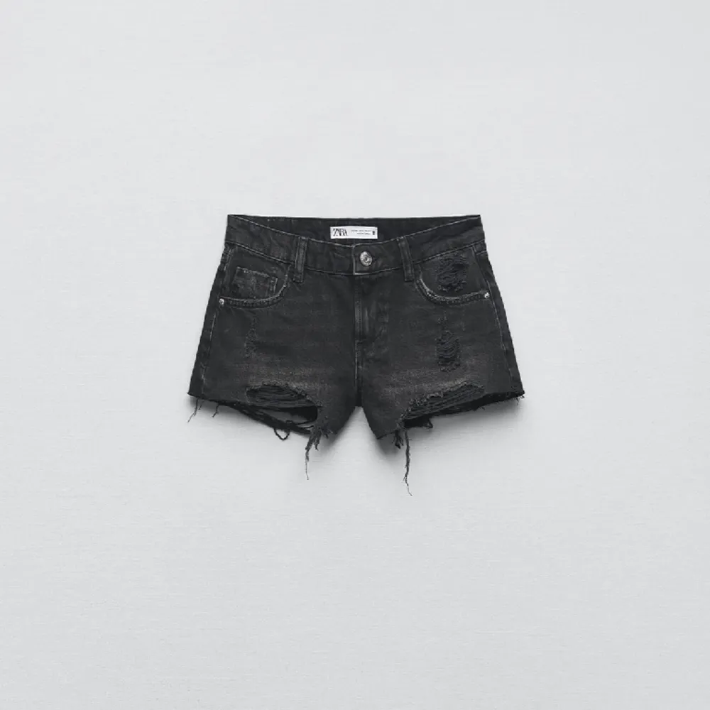 Supersnygga lågmidjade jeansshorts från Zara som är helt nya med prislapp! Shortsen är helt slutsålda på Zaras hemsida, nypris 329kr💗💗. Shorts.