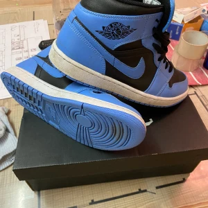 Jordan 1 mid - Fint skick och mycket omtyckta skor, tyvärr har jag växt ur dom. Därför har jag valt att sälja dom. Köpta för 2000. Säljer för 1500. Köpare betalar frakt. Kan mötas up i Visby/gotland