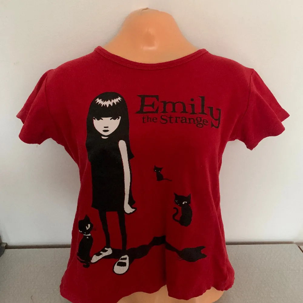 Emily the strange top, storlek M på taggen - passar xs-m. nyskick!🤍. T-shirts.