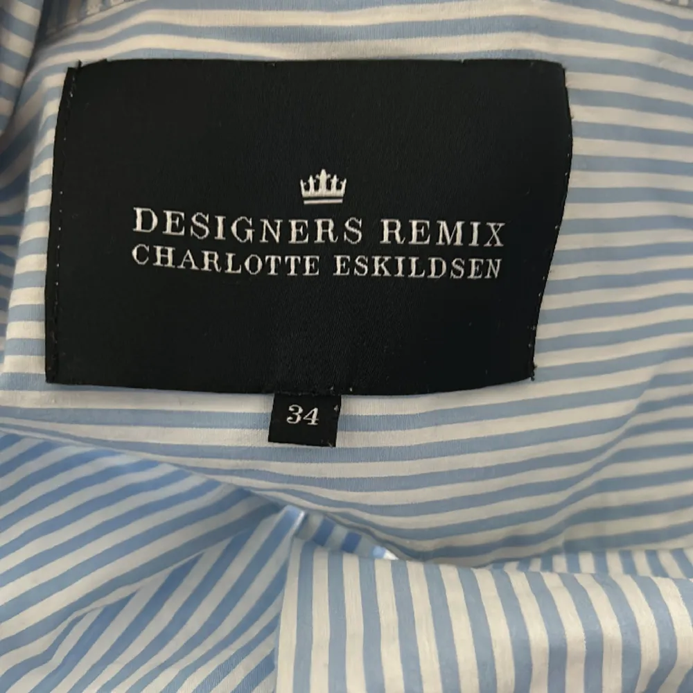 Snygg blus/skjorta från Designers Remix Charlotte eskildsen, storlek 34🙌🏼. Blusar.