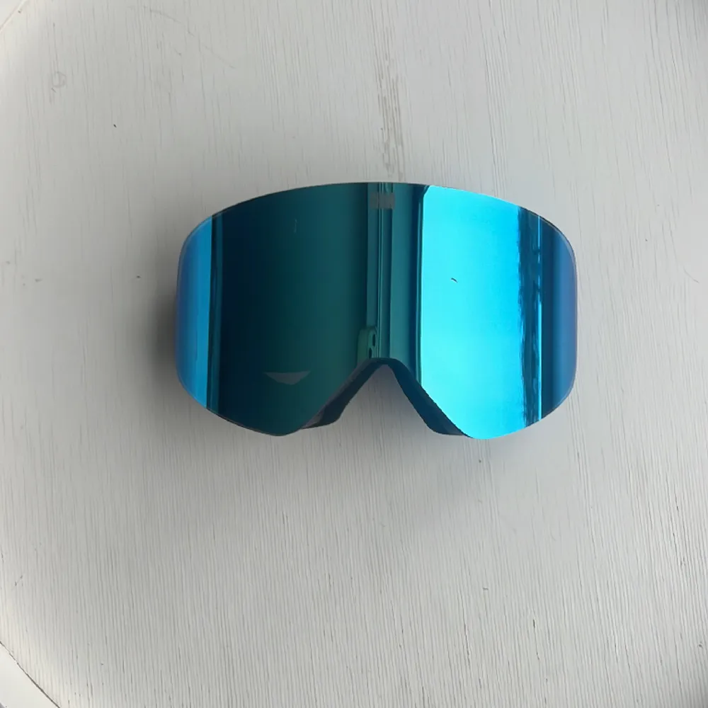 Chimi Ski Googles i nytt skick, med tillhörande lins för molnigt väder.   Skidglasögon med 2 linser, dubbelt linssystem med magnetisk infästning, Carl Zeiss-linsteknik, 100% UV-skydd, skumgummivaddering i flera lager. Hårt fodral perfekt för resan . Övrigt.