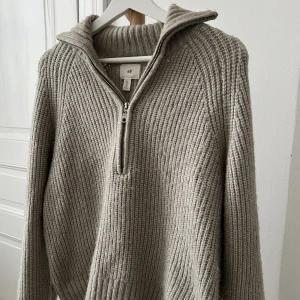 Stickad tröja  - Super skön stickad tröja i storlek L men passar perfekt på mig som ofta bär storlek S