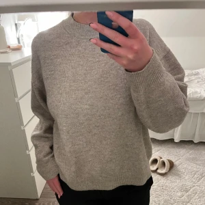 Stickad tröja  - Superfin beige stickad tröja från H&M, storlek M, använd några få gånger.💕