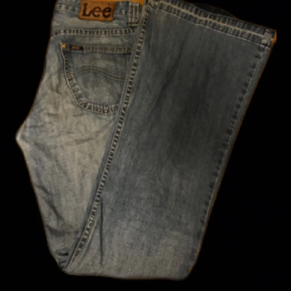 Ett par ljusblåa jeans från lee. Bra skick utöver att de är uppsrättade där nere. Strl 28/33. Midjemått: 39cm. Inneberbenslängd: 82cm. Vidd längst ner: 27cm. Skriv om du har några frågor 💕. Jeans & Byxor.
