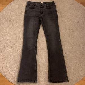 Young Gina jeans i storlek 164 som är mid waste och grå super snygga säljer samma i ljus blå och ett par grå med fickor 🤍