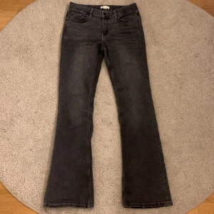 Gina tricot jeans  - Young Gina jeans i storlek 164 som är mid waste och grå super snygga säljer samma i ljus blå och ett par grå med fickor 🤍