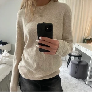 Stickad tröja  - Så fin stickad tröja från zara i bra skick, endast använd en gång! ❤️