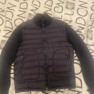 Moncler Cardigan  - Skön vår/sommar/höst jacka,  skick 9/10 bara använd en sommar För liten för mig nu, storlek S
