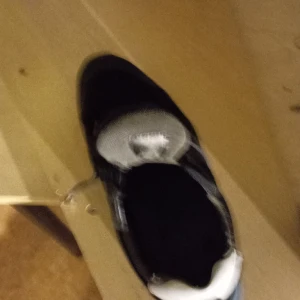 Hugo Boss skor franska (blå vit röd) - Skitsnygga Hugo Boss skor Kommer göra rent den innan they ship away. Lite problem med plösen vänster. annars ingen fara!!