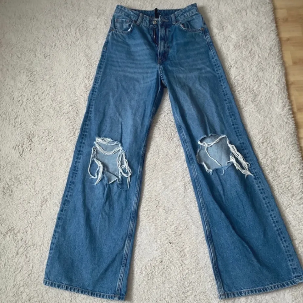 Det här är ett par blåa jeans som har två hål på båda knäna.  Om jag ska va ärlig har jag aldrig haft på mig dom, jag har bara provat dom 1 gång då dom inte passa mig. Skriv till mig om du är intresserad💞. Jeans & Byxor.