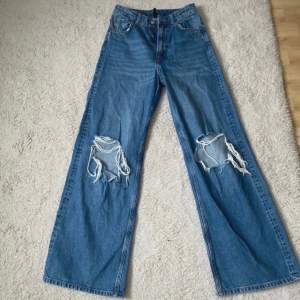 Det här är ett par blåa jeans som har två hål på båda knäna.  Om jag ska va ärlig har jag aldrig haft på mig dom, jag har bara provat dom 1 gång då dom inte passa mig. Skriv till mig om du är intresserad💞