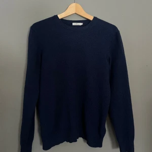 Cashmere Tröja J.Lindeberg  - En schysst cashmere/ merinoull tröja i mörkblå färg. Inga defekter eller hål. Storlek M. (Passar S) Bra längd i ärmarna men lite för kort och tight på mig. Är 183 cm lång och väger 83. Ny pris ca 1400kr mitt pris 499kr