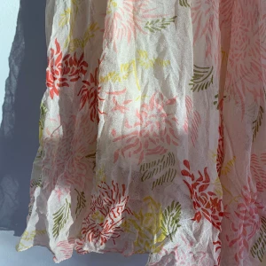 Söt klänning  - Väldigt söt klänning från Birger & Mikkelsen🌺 Klänningen är i mycket fint skick, inga fläckar osv. Perfekt till sommaren/sen vår🎀 Endast använd 1 gång på midsommar