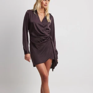 Satinklänning  - Oanvänd med prislapp kvar Nypris 599