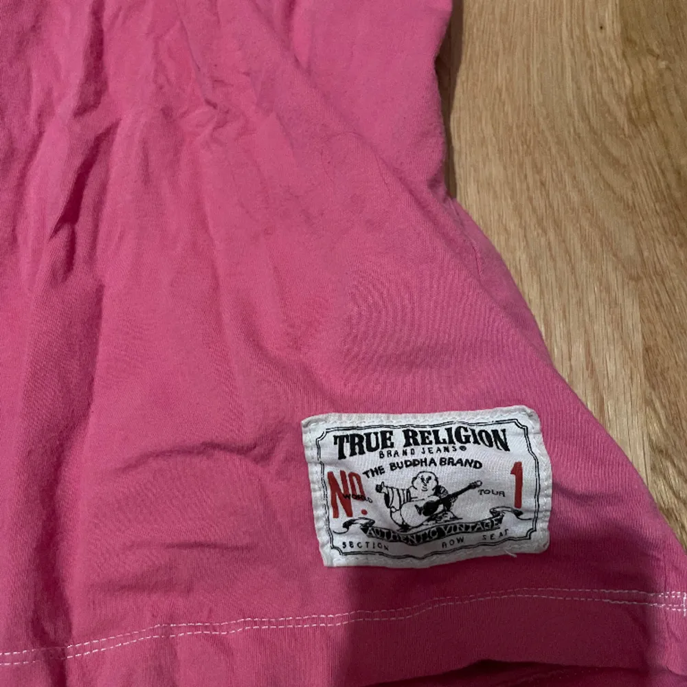 Fin Rosa true religion t-shirt med V-ringning Bara att skriva för fler bilder eller frågor! . T-shirts.