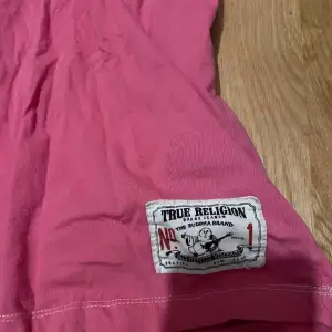 Fin Rosa true religion t-shirt med V-ringning Bara att skriva för fler bilder eller frågor! 
