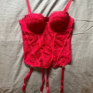 Sexy lace basque  - Helt oanvänd basque i röd färg, spets och i strl 34 B-C❤️ Orginalpris 600kr, säljer för endast 299kr💕