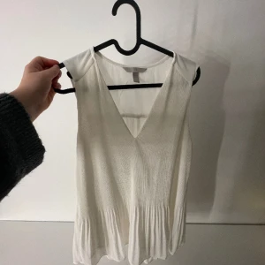 Blus - Fin blus från hm som är i fint skick, bara testad och använd 1 gång. 