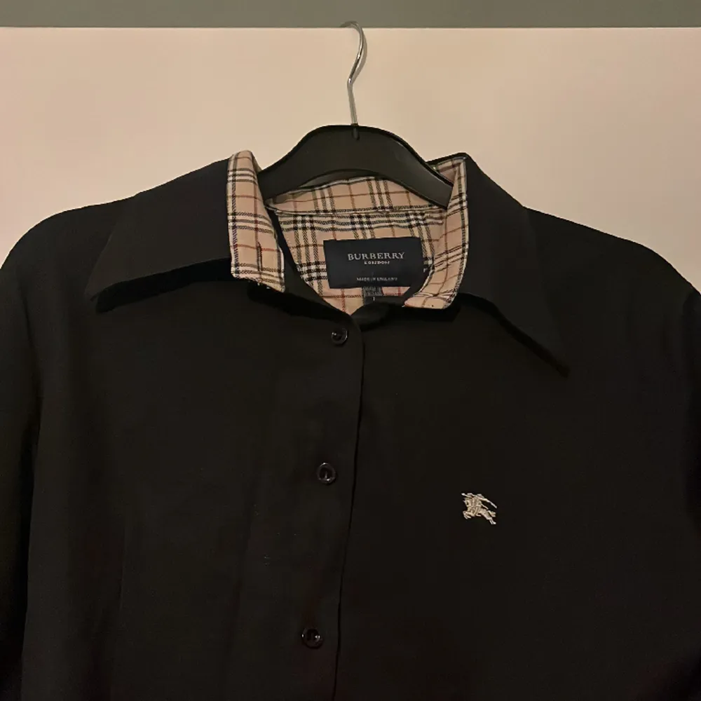 Släjer nu min sparsamt använda burberry skjorta använda 4-6 tillfällen då jag nu växt ut den lägger jag upp den för försäljning  Hör av er vid funderingar. Skjortor.
